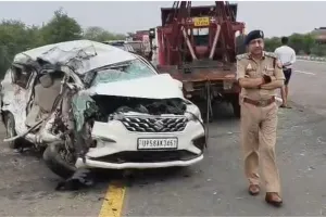 Unnao Road Accident : उन्नाव में बड़ा सड़क हादसा, बस-कार की टक्कर में पांच लोगों की मौत, दर्जनभर घायल 