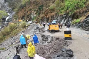  Uttarkashi News:  यमुनोत्री राजमार्ग पर भूस्खलन से चारधाम यात्रा प्रभावित, दोनों ओर लगी वाहनों की लंबी कतारें