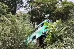 पाकिस्तान के बलूचिस्तान में बड़ा हादसा, यात्री बस खाई में गिराने से 40 की मौत 