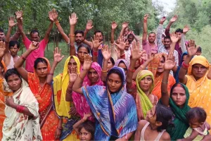 Bahraich News :  सड़क की बदहाली से परेशान ग्रामीणों का फूटा गुस्सा, प्रदर्शन कर जल्द निर्माण की उठाई मांग