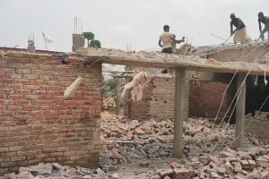 Bahraich News :  नदी का रौद्र रूप, कटान से बचाने के लिए ग्रामीण खुद उजाड़ रहे आशियाने
