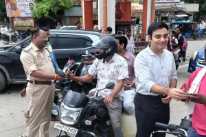 Balrampur News :  गुलाब भी, चालान भी, सड़क सुरक्षा अभियान में प्रशासन का सख्त और संवेदनशील संदेश