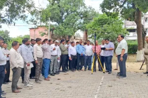 Barabanki News :  रोवर मशीन से होगा सटीक भूमि सीमांकन, राजस्व कर्मियों को दिया गया प्रशिक्षण