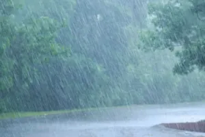 UP Weather Update : यूपी में झमाझम बारिश से उफान पर नदियां,  तीन दिन में करीब 15 लोगों की मौत का कारण बनी बरसात 