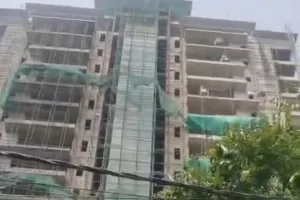 निर्माणाधीन अपार्टमेंट के सातवें तल से गिरे मजदूर, चार घायल