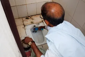 Chitrakoot News : गुरुजी ने उठाई झाड़ू, खुद चमका रहे स्कूल का शौचालय; सफाईकर्मी कहां गायब?