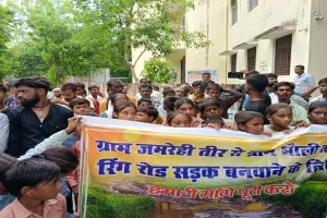 Hamirpur News: सड़क के लिए 'Gen Alpha' का जोरदार प्रदर्शन! पुलिस को चकमा देकर कलेक्ट्रेट पहुंचे ग्रामीण और छात्र, घंटों चला हंगामा