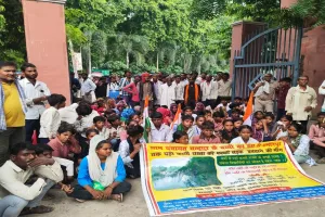 Hamirpur News : हमीरपुर DM ऑफिस में घुसे ग्रामीण और बच्चे, तिरंगा लेकर बच्चों का हंगामा; सड़क की मांग पर कलेक्ट्रेट में धरना