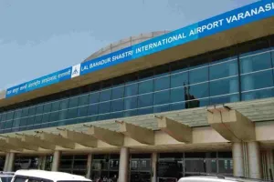 Varanasi Airport Firing: वाराणसी एयरपोर्ट अचानक गोली चलने से अफरातफरी, महिला कर्मचारी समेत दो घायल, जानें पूरा मामला