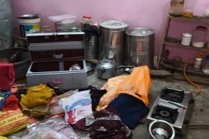 Bahraich News : बक्सा-अटैची उठाकर 200 मीटर दूर ले गए चोर, तोड़कर उड़ाई लाखों की नकदी व जेवर; पत्नी के इलाज पर संकट