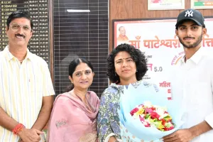 गोंडा  न्यूज़ :  अंडर-19 टीम के उपकप्तान की उपलब्धि पर आयुक्त ने थपथपाई पीठ, 17 साल के लक्ष्य रायचंदानी का सम्मान