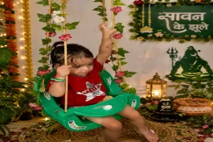 Shravasti News : सावन में पेड़ों से गायब हुए झूले, हाथों की मेंहदी का रंग भी पड़ा फीका, अब मोबाइल की स्क्रीन में सिमट रही लोक परंपरा