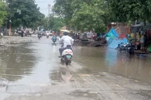 Budaun News : जलभराव और जर्जर सड़कों से लोग बेहाल, मरम्मत के नाम पर विभाग ने की सिर्फ खानापूर्ति