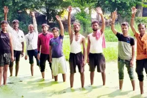 Budaun News : जर्जर सड़क और जलभराव से परेशान ग्रामीणों का प्रदर्शन