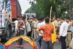 Bareilly News : कांवड़ियों के जत्थे को तेज रफ्तार ट्रक ने मारी टक्कर, 3 गंभीर घायल; गुस्साए शिवभक्तों ने बरेली-लखनऊ हाईवे किया जाम