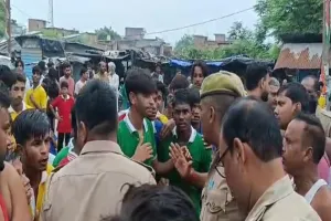 उन्नाव में छात्रों का फूटा गुस्सा : सड़क पर उतरे सैकड़ों छात्र; खाना-पानी से लेकर शिक्षकों की कमी तक पर खोला मोर्चा