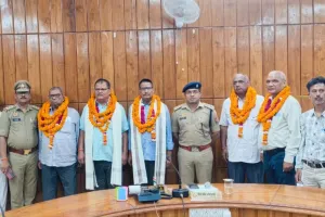 Bahraich News: पुलिस लाइन में सम्मान के साथ विदा हुए 5 पुलिसकर्मी, शॉल ओढ़ाकर और प्रशस्ति पत्र देकर किया सम्मानित