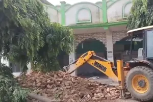 मुजफ्फरनगर में बड़ी कार्रवाई : धर्म परिवर्तन के मामले अवैध घोषित किए गए मदरसे पर गरजा बुलडोजर, जानें मामला