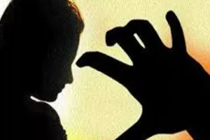 Shahjahanpur News : 12 साल की मासूम से 5 नाबालिग लड़कों ने किया सामूहिक दुष्कर्म, गन्ने के खेत में ले जाकर की दरिंदगी