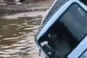 गाजियाबाद : सड़कों पर भरा बरसात का पानी, ऑटो पलटी; बाल बाल बचे लोग 