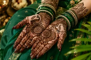 हरियाली तीज पर हाथों में रचाएं खूबसूरत मेहंदी, ये ट्रेंडी डिजाइन देंगी खास लुक