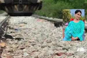 Gonda News:  फूल तोड़ने गई युवती की मालगाड़ी से कटकर मौत, रेलवे ट्रैक में फंसा था पैर