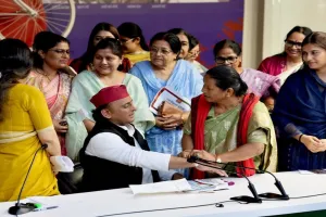 अखिलेश यादव ने रक्षाबंधन कार्यक्रम में लिया हिस्सा, JPNIC को लेकर BJP पर कसा तंज, कहा- 'बी' छोड़कर 'जेपी' बेच दिया