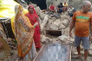 बारिश बनी काल! कच्चा मकान भरभराकर गिरा, मलबे में दबकर वृद्ध महिला की मौत; दो बकरियों ने भी तोड़ा दम