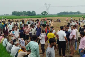 Auraiya News: सुबह घर से निकला जनसेवा केंद्र संचालक, बाग में पेड़ से लटका मिला शव; गांव में पसरा सन्नाटा