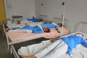 सतरिख के राजकीय कन्या इंटर कॉलेज में 24 छात्राएं बीमार! कई हुईं बेहोश, अस्पताल में मचा हड़कंप