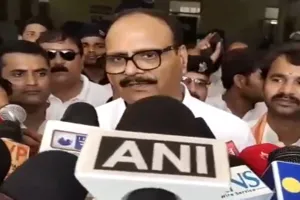 Basti News : बस्ती जिला अस्पताल का निरीक्षण करने पहुंचे ब्रजेश पाठक, इमरजेंसी वार्ड में AC लगाने के दिए निर्देश