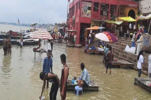 Varanasi Flood : गंगा का जलस्तर बढ़ा, घाटों पर आवाजाही बाधित; 33 गांवों पर बाढ़ का खतरा