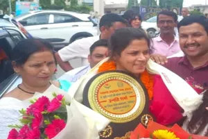 CWG में ब्रॉन्ज़ जीतकर लौटीं उन्नति शर्मा का भव्य स्वागत, बोलीं- अगला लक्ष्य एशियन गेम्स और ओलंपिक में गोल्ड