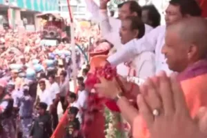 मेरठ पहुंचे सीएम योगी,  श्रद्धालुओं और कांवड़ यात्रियों पर पुष्पवर्षा