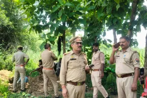 Balrampur News:  किशोरी की मौत पर सवाल, 8 दिन बाद कब्र से निकाला शव; पोस्टमार्टम रिपोर्ट से खुलेगा मौत का राज