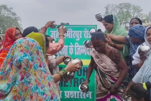 कानपुर में अनोखा विरोध : 4 साल से खोदी जूही-हमीरपुर रोड बनी ‘नरक’,नाराज महिलाएं ने लोटे से मेट्रो बोर्ड का किया जलाभिषेक, कहा- अब तो सड़क बनाओ!