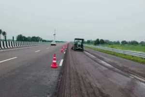 फिर धंसने लगी लखनऊ-कानपुर एक्सप्रेसवे की सड़क! 700 मीटर में दरारें, एक लेन से गुजर रहे वाहन  