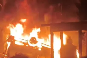 आजमगढ़ में डीजल टैंकर में भीषण विस्फोट, तीन लोग जिंदा जले; बिजली के पोल से टकराने के बाद लगी आग