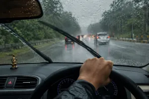मानसून में कार चला रहे हैं?ये 8 गलतियां पड़ सकती हैं भारी, बारिश में निकलने से पहले जरूर चेक करें ये चीजें
