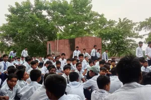 नवोदय स्कूल में खाने में मिले कीड़े... छात्रों का ABVP ने दिया साथ;  डीएम के आश्वासन पर 15 घंटे बाद खत्म हुआ आंदोलन