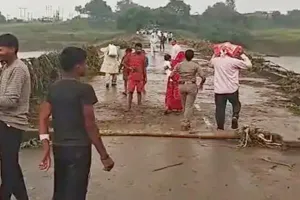 Prayagraj Flood : बेलन नदी का रौद्र रूप! पुल के ज्वाइंट में आया गैप, यूपी-MP का संपर्क टूटा; आवागमन बंद