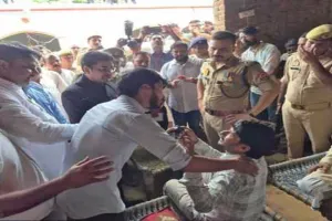 Sambhal News : संभल में आजादी का जश्न मातम में बदला, बच्चों से भरा छज्जा भरभराकर गिरा; 8 साल के मासूम की मौत