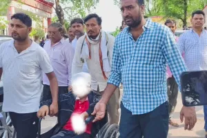  Chitrakoot News: अनियंत्रित होकर पेड़ से टकराई स्कूली बस, 10 बच्चे घायल; दो की हालत गंभीर