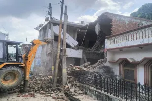 Shahjahanpur News : गौतम मौर्य हत्याकांड के आरोपी समीर और उसके चाचा के मकान पर चला बुलडोजर 
