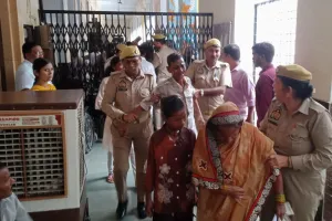 Shahjahanpur News : शाहजहांपुर कलेक्ट्रेट में आत्मदाह करने पहुंचा पूरा परिवार! डीएम के सुरक्षा गार्डों ने कैसे रोका बड़ा हादसा 