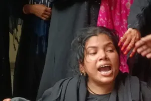 Shahjahanpur News : बिजली के खंभे में करंट उतरने से 8 साल के बच्चे की मौत, मां की चीखों से हर आंख नम