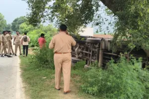 Shahjahanpur Road Accident: जल लेकर लौट रहे कांवड़ियों को ट्रक ने मारी टक्कर, 6 गंभीर रूप से घायल; हाईवे पर मचा हड़कंप