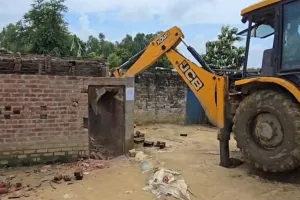 Shravasti News : इकौना में तालाब की जमीन पर गरजा बुलडोजर, 9 कब्जाधारियों के अवैध निर्माण जमींदोज, जानें पूरा मामला
