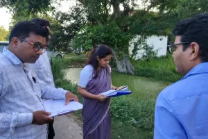 श्रावस्ती में बड़े बैनामों पर डीएम की पैनी नजर, जमीन पर पहुंचकर किया भौतिक सत्यापन; स्टाम्प शुल्क में गड़बड़ी पर सख्त कार्रवाई