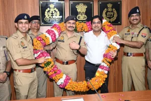 Sambhal News : विदाई पर भावुक हुए SP कृष्ण कुमार बिश्नोई, 710 दिनों का कार्यकाल पूरा करने पर DM-पुलिसकर्मियों ने दी बधाई